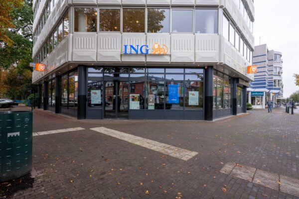 Straatbeeld met de ING-bankvestiging aan de 1e Hogeweg op een hoekpand in een stedelijke omgeving.